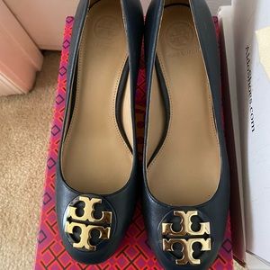 Tory Burch navy blue pumps